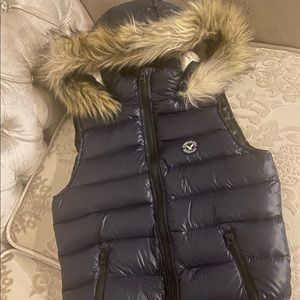 Hooded vest (hat can be removed)